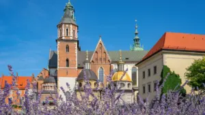 Zamek Królewski na Wawelu w Krakowie pod czystym, błękitnym niebem w słoneczny dzień.