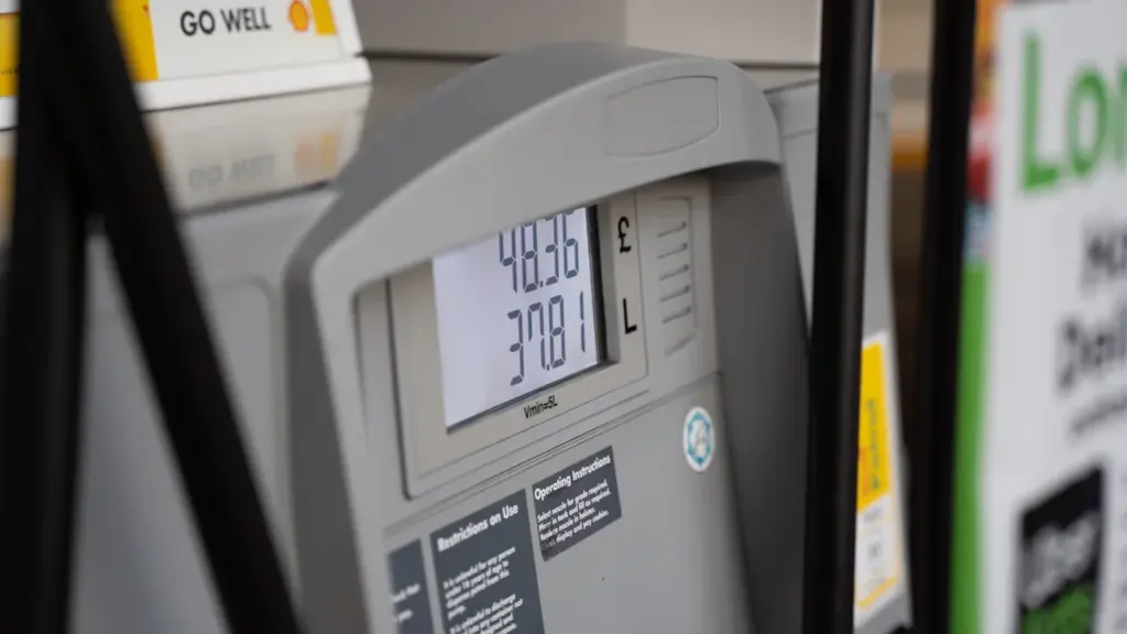Zbliżenie na dystrybutor paliwa na stacji benzynowej w Polsce