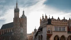 Kościół Mariacki w Krakowie w świetle dnia na tle błękitnego nieba.