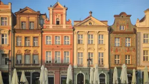 Kolorowe kamienice na Starym Rynku w Poznaniu w słoneczny, letni dzień.