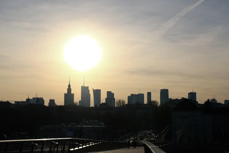 Rekordowe upały w Polsce: ostrzeżenia IMGW dla południowych regionów