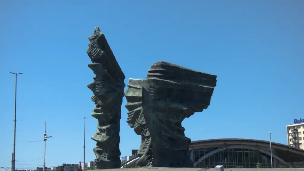 Monument Powstańców Śląskich w Katowicach pod bezchmurnym, błękitnym niebem w Polsce.