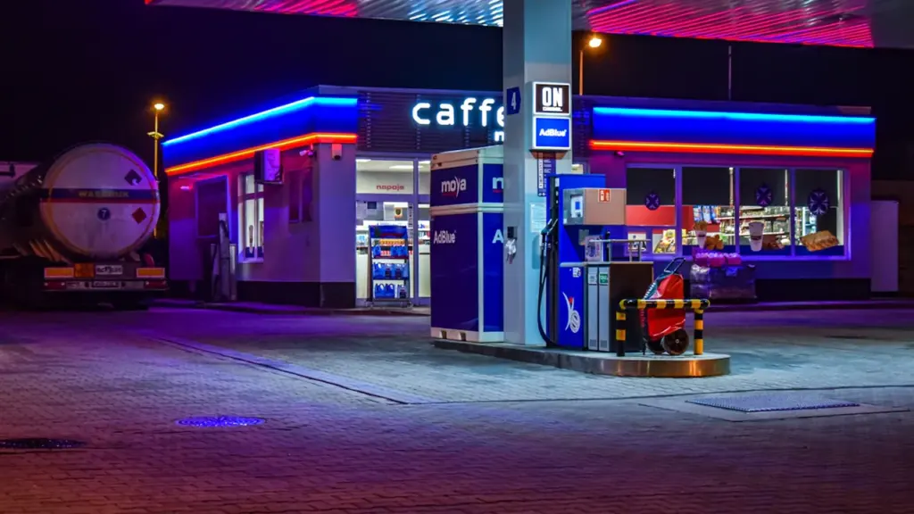 Nowoczesna stacja paliw w Polsce nocą z oświetleniem neonowym i dystrybutorami paliwa