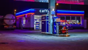 Nowoczesna stacja paliw w Polsce nocą z oświetleniem neonowym i dystrybutorami paliwa