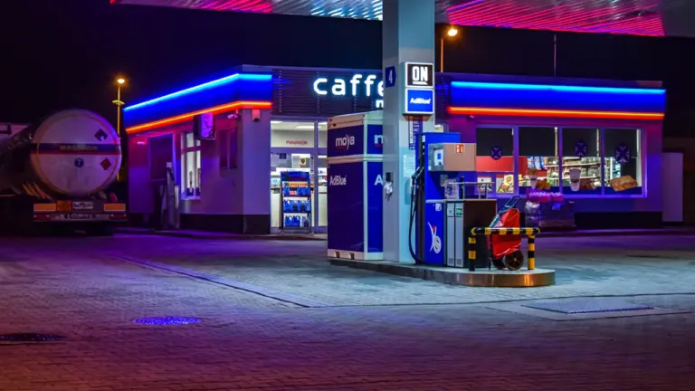 Cena paliwa w Polsce: od ropy i dolara do dystrybutora