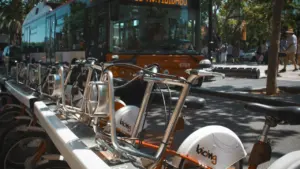 Autobus miejski i stacja rowerów publicznych w słoneczny dzień w mieście