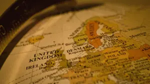 Zblizenie na zabytkowy globus z wyraznie zaznaczonym kontynentem europejskim i roznymi krajami.