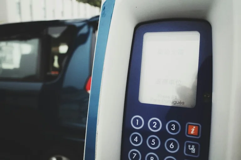 Kraków ostrzega przed obcymi kodami QR na parkomatach