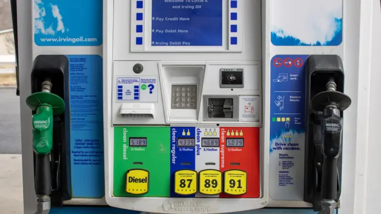 Ropa potaniała o 2,5%. Czy paliwo stanieje przed weekendem?