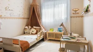 Przytulny pokój dziecięcy z łóżkiem i biurkiem, symbolizujący ciepło rodzinnego domu i wspomnień.