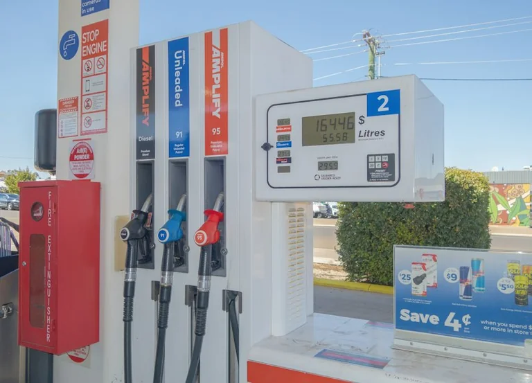 Tankowanie 50 litrów: ile naprawdę daje 10 gr różnicy