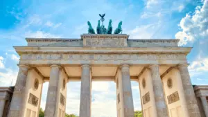 Brama Brandenburska w Berlinie, symbol politycznej stabilności w sercu zjednoczonej Europy.