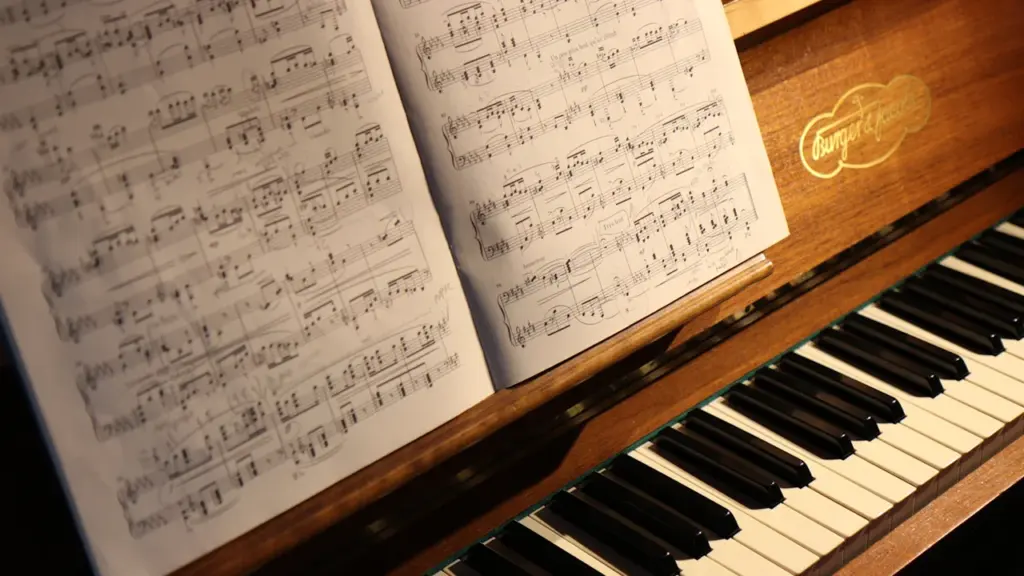 Chopin między Warszawą a Paryżem: muzyka, która łączy miasta