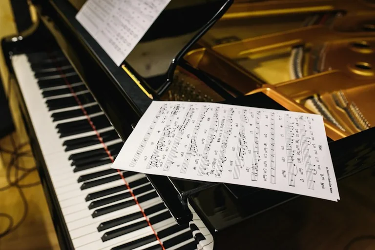 Chopin między Warszawą a Paryżem: muzyka, która łączy miasta