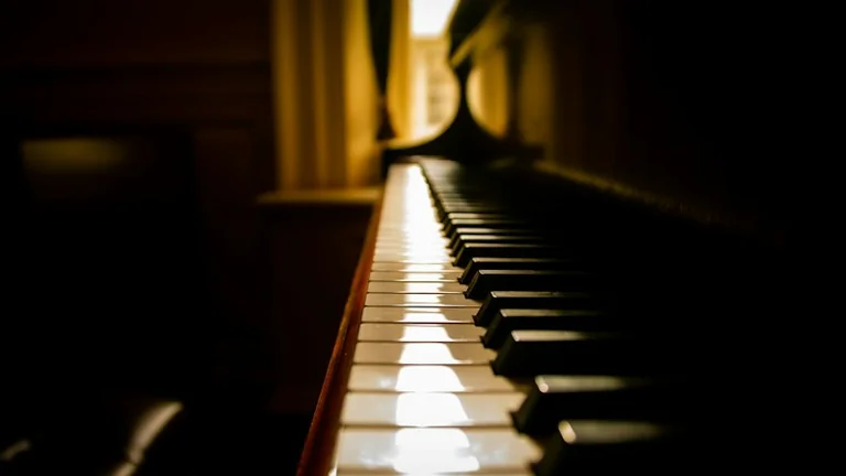 Chopin między Warszawą a Paryżem: muzyka, która łączy miasta