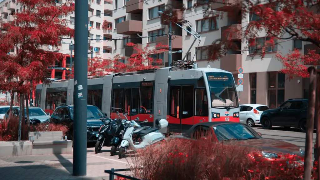 Jak porównać koszt dojazdu autem i transportem publicznym