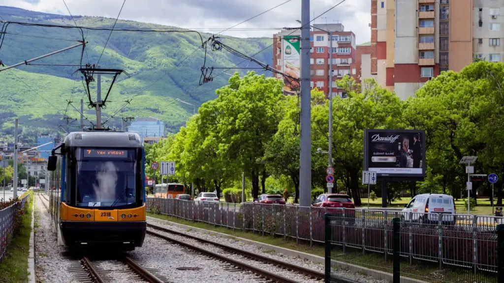 Jak porównać koszt dojazdu autem z komunikacją miejską