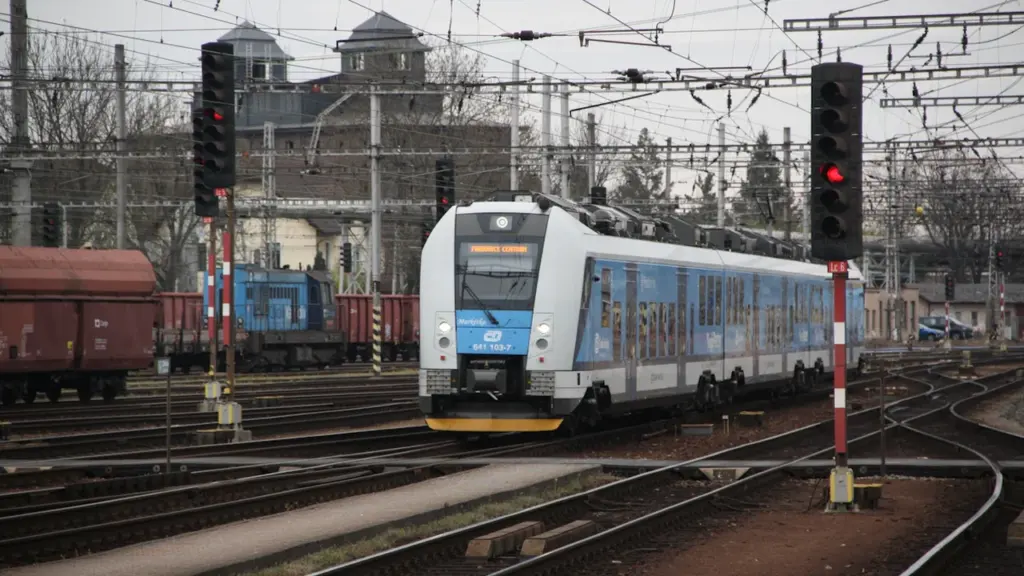 Sen o odjeżdżającym pociągu: tempo, zmiana i decyzje