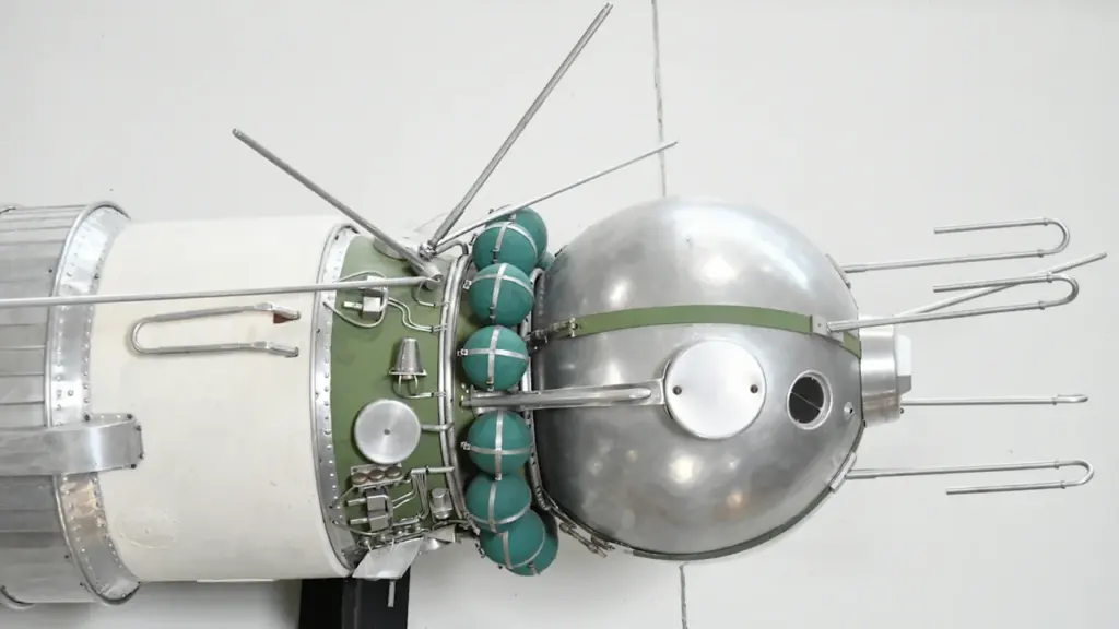 Model starego radzieckiego satelity z metalową sferą oraz licznymi antenami i zielonymi elementami.
